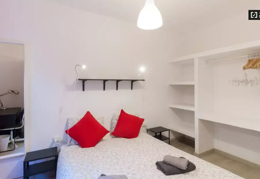 Habitación en piso compartido de 3 dormitorios en alquiler en Santa Eulàlia, con todos los gastos incluidos en Barcelona