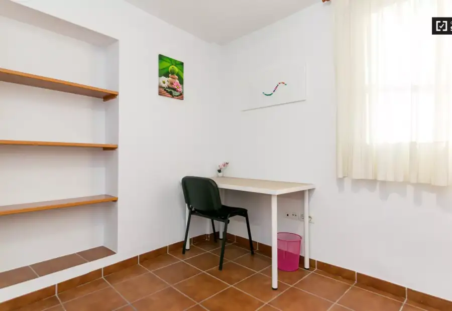 Habitación en piso compartido de 3 habitaciones en alquiler en San Ildefonso, Granada. en Granada