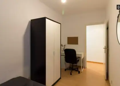 Habitación en piso compartido de 3 habitaciones en alquiler en Santa Eulália en Barcelona