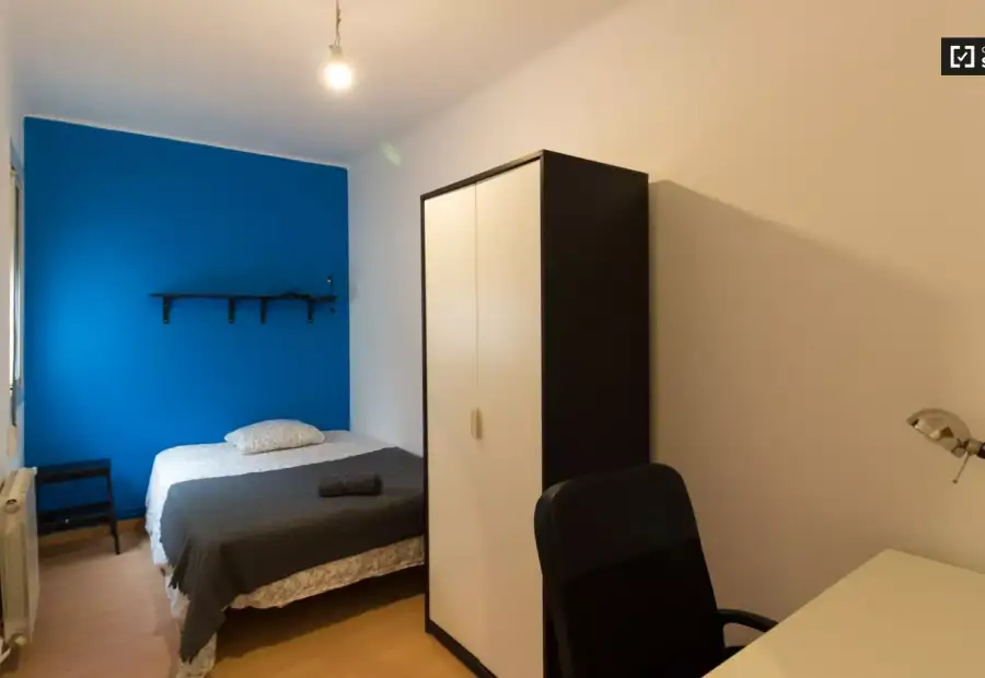 Habitación en piso compartido de 3 habitaciones en alquiler en Santa Eulália en Barcelona