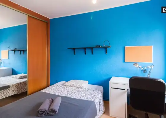 Habitación en piso compartido de 3 habitaciones en alquiler en Santa Eulália en Barcelona