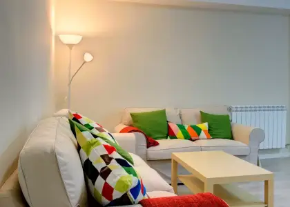 Habitación en piso compartido de 3 habitaciones en Zaragoza, gastos incluidos, ideal para profesionales y estudiantes, solo mujeres. en Zaragoza