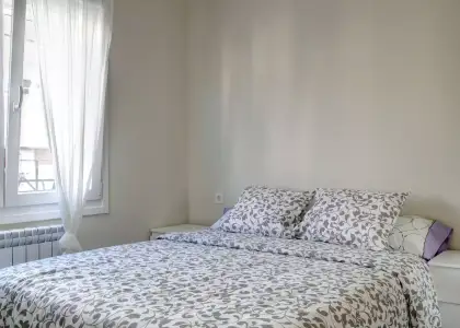 Habitación en piso compartido de 3 habitaciones en Zaragoza, gastos incluidos, ideal para profesionales y estudiantes, solo mujeres. en Zaragoza
