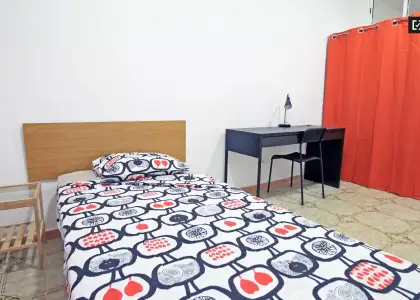 Habitación en piso compartido de 4 habitaciones en alquiler en El Raval, solo para profesionales y estudiantes. en Barcelona