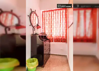 Habitación en piso compartido de 4 habitaciones en alquiler en La Creu del Grau, solo para profesionales y estudiantes en Valencia
