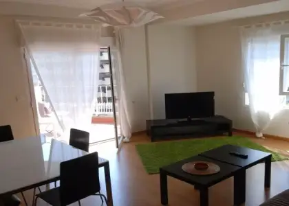 Habitación en piso compartido de 5 habitaciones en Zaragoza, solo para mujeres, profesionales. en Zaragoza