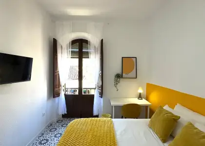 Habitación en piso compartido de 6 habitaciones en alquiler en Albaycín perfecta para chicas, profesionales y estudiantes en Granada