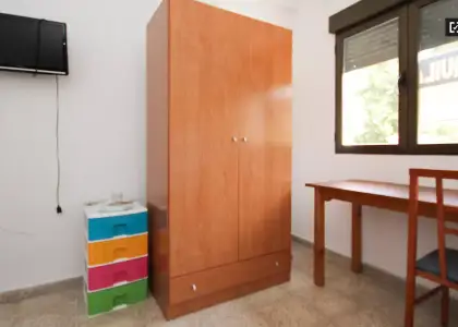 Habitación en un apartamento compartido de 15 habitaciones en alquiler en Pajaritos, ideal para mujeres y profesionales. en Granada