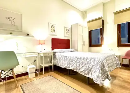 Habitación en un apartamento compartido de 4 dormitorios en alquiler en Abando, gastos incluidos, perfecto para profesionales y estudiantes en Bilbao