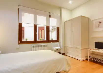 Habitación en un apartamento compartido de 4 dormitorios en alquiler en Abando, gastos incluidos, perfecto para profesionales y estudiantes en Bilbao