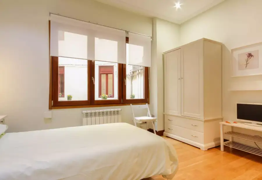 Habitación en un apartamento compartido de 4 dormitorios en alquiler en Abando, gastos incluidos, perfecto para profesionales y estudiantes en Bilbao