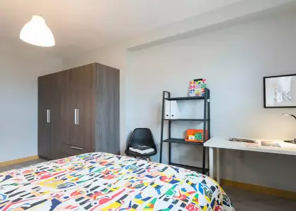 Habitación en un piso compartido de 3 habitaciones en alquiler en Arabella, todos los gastos incluidos. en Bilbao