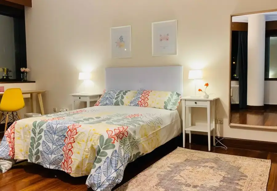 Habitación en un piso compartido de 4 habitaciones en alquiler en Indautxu, todos los gastos incluidos. en Bilbao