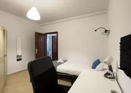 Habitación en un piso compartido de 7 dormitorios en alquiler en Sant Antoni en Barcelona