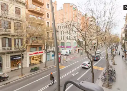 Habitación en un piso compartido de 7 dormitorios en alquiler en Sants, gastos incluidos. en Barcelona