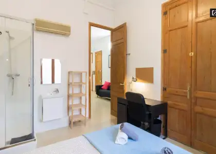 Habitación en un piso compartido de 7 dormitorios en alquiler en Sants, gastos incluidos. en Barcelona