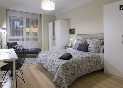 Habitación en un piso compartido de 8 habitaciones en Abando, con todos los gastos incluidos, ideal para profesionales y estudiantes. en Bilbao