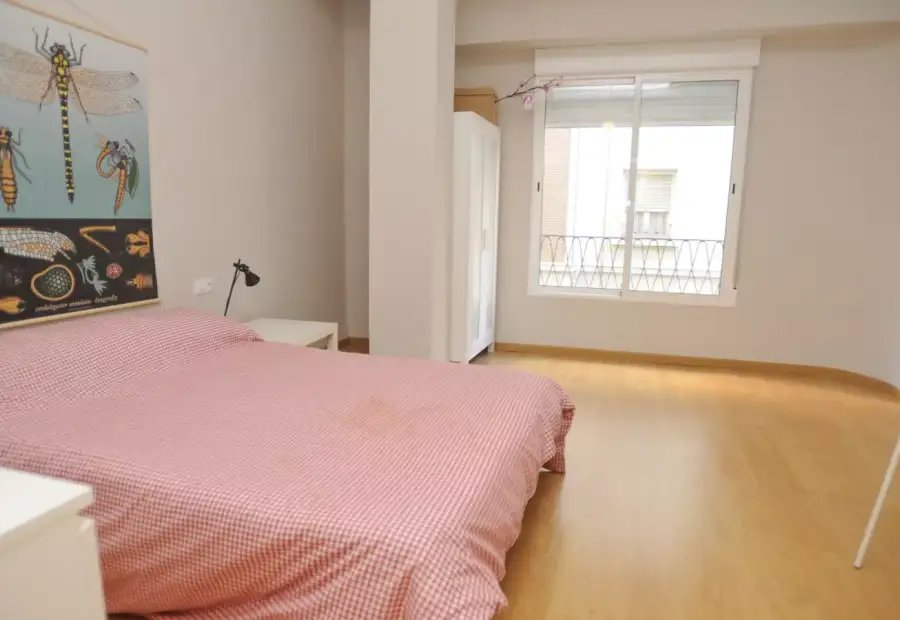 Habitación interior con llave independiente en el apartamento compartido, Ciutat Vella en Valencia