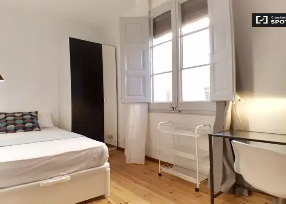 Habitación soleada con cama individual en alquiler en Gràcia en Barcelona