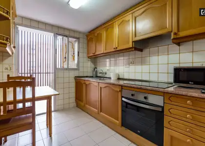 Habitación soleada con llave independiente en apartamento de 5 dormitorios, Algirós en Valencia
