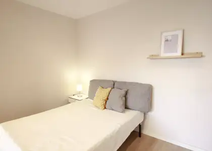 Se alquila habitación en piso compartido de 4 habitaciones en la Nova Esquerra de l'Eixample, gastos incluidos en Barcelona