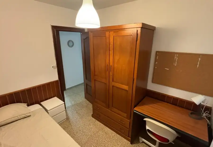 Se alquila habitación en piso compartido de 5 habitaciones en Camino de Ronda en Granada