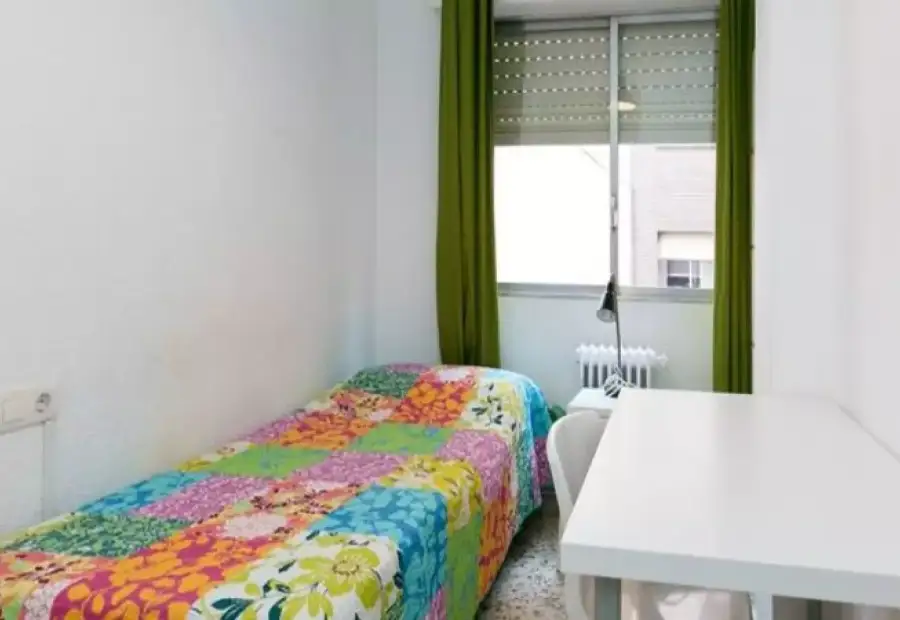 Se alquila habitación en piso compartido de 5 habitaciones en Camino de Ronda, profesionales y estudiantes bienvenidos en Granada