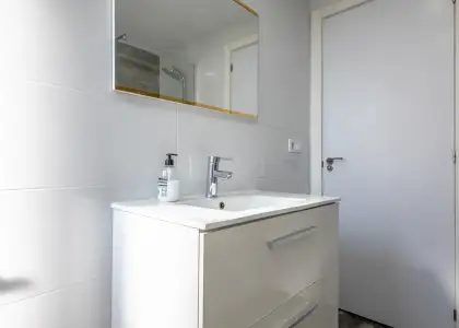 Se alquila habitación en piso compartido de 5 habitaciones en L'Illa Perduda. en Valencia