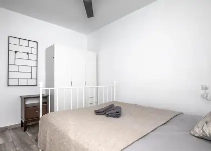 Se alquila habitación en piso compartido de 5 habitaciones en L'Illa Perduda. en Valencia