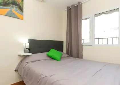 Se alquila habitación en piso de 4 habitaciones en Granada en Granada