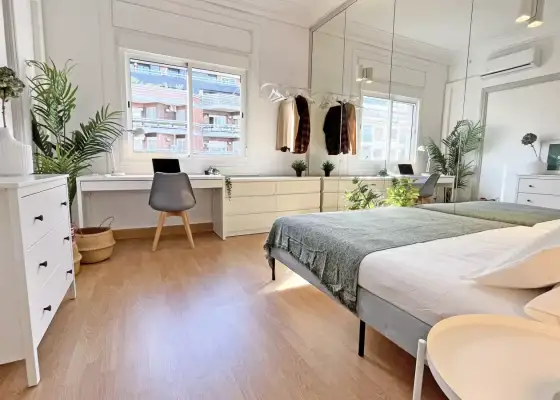 Se alquila habitación en piso de 6 habitaciones en Barcelona