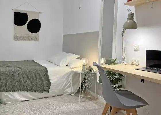 Se alquila habitación en piso de 6 habitaciones en Barcelona