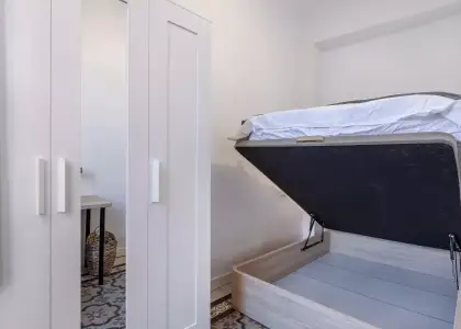Se alquila habitación en piso de 8 habitaciones en Granada en Granada